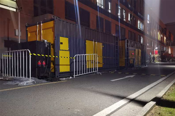 江口柴油发电机组的输出电压是如何调节的？