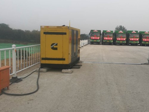 江口电力系统的稳定性和设备兼容性如何影响发电机组的频率规格？